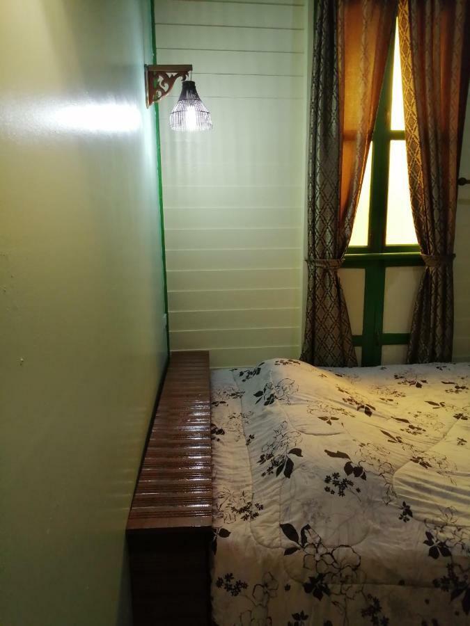 Bed and Breakfast Baan Tepa Boutique House Bangkok Exterior foto